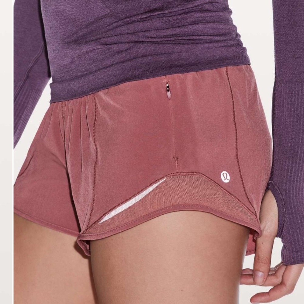 Lululemon Hotty Hot Short II *2.5"
Quicksand size 2